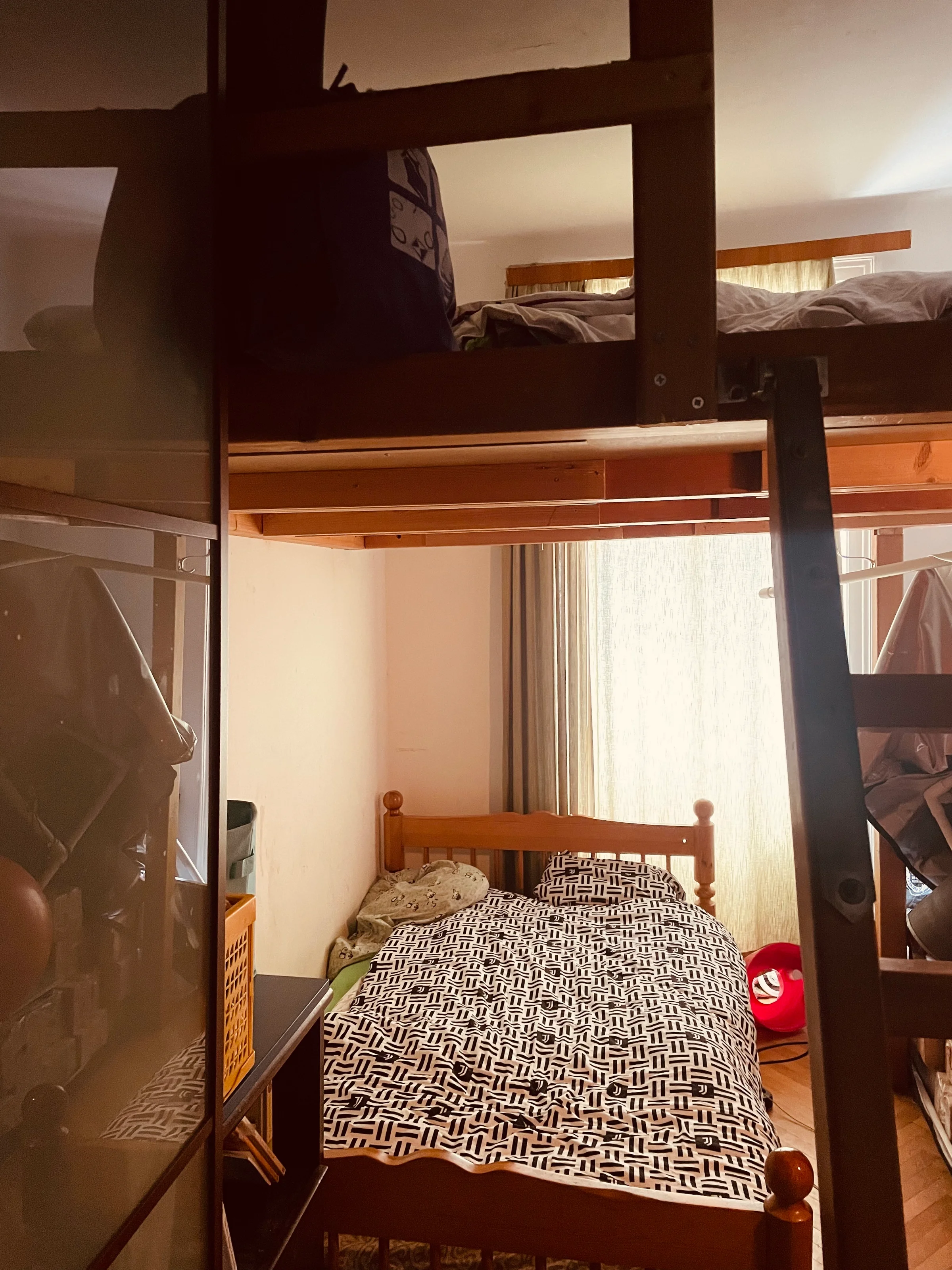 2 oben und oder 1 Erwachsene + 1 kleines Kind unten