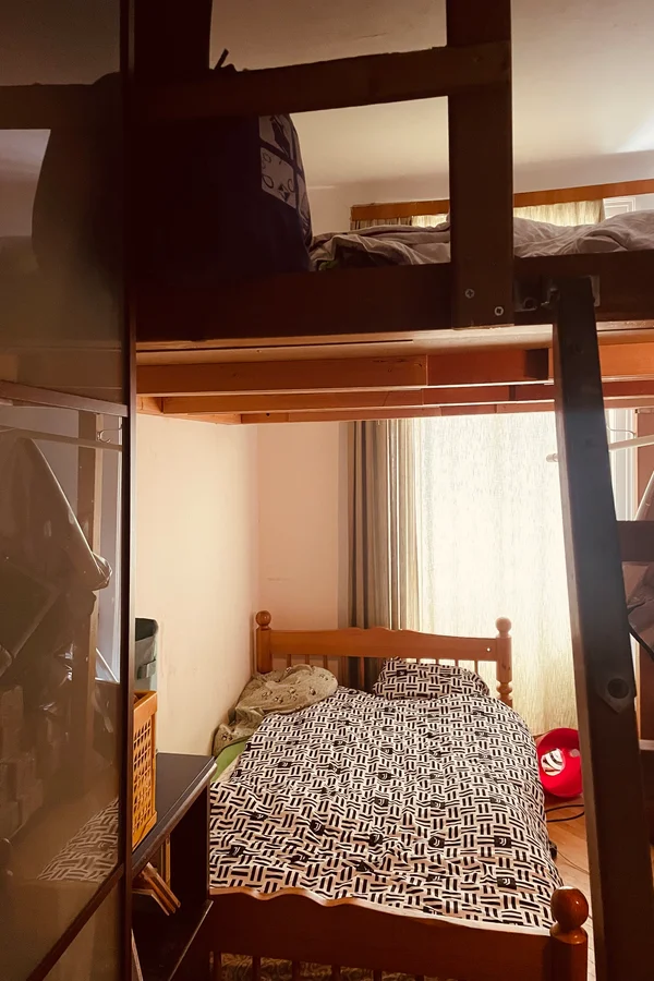 2 oben und oder 1 Erwachsene + 1 kleines Kind unten