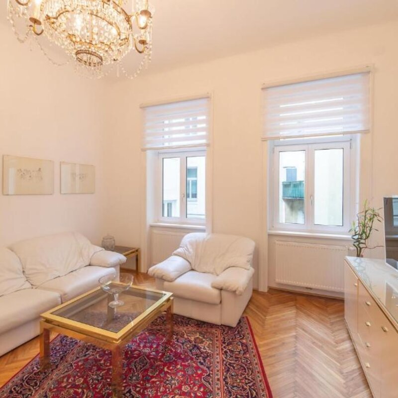 Wohnzimmer mit ausziehbarer Couch, TV