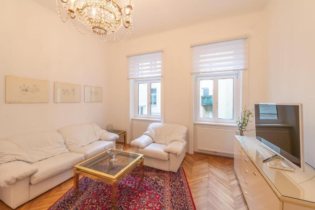 Wohnzimmer mit ausziehbarer Couch, TV