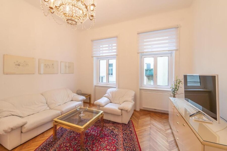 Wohnzimmer mit ausziehbarer Couch, TV