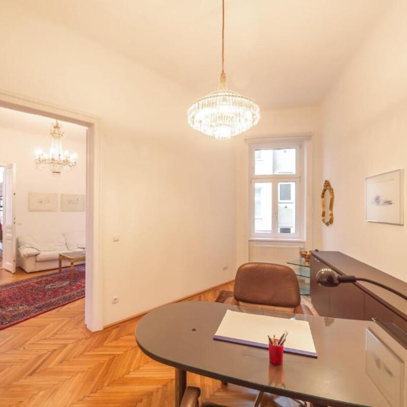 schöner Raum mit großzügigem Schreibtisch