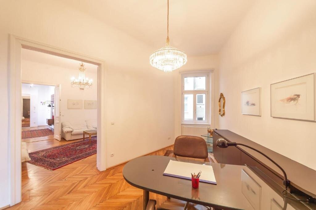 schöner Raum mit großzügigem Schreibtisch