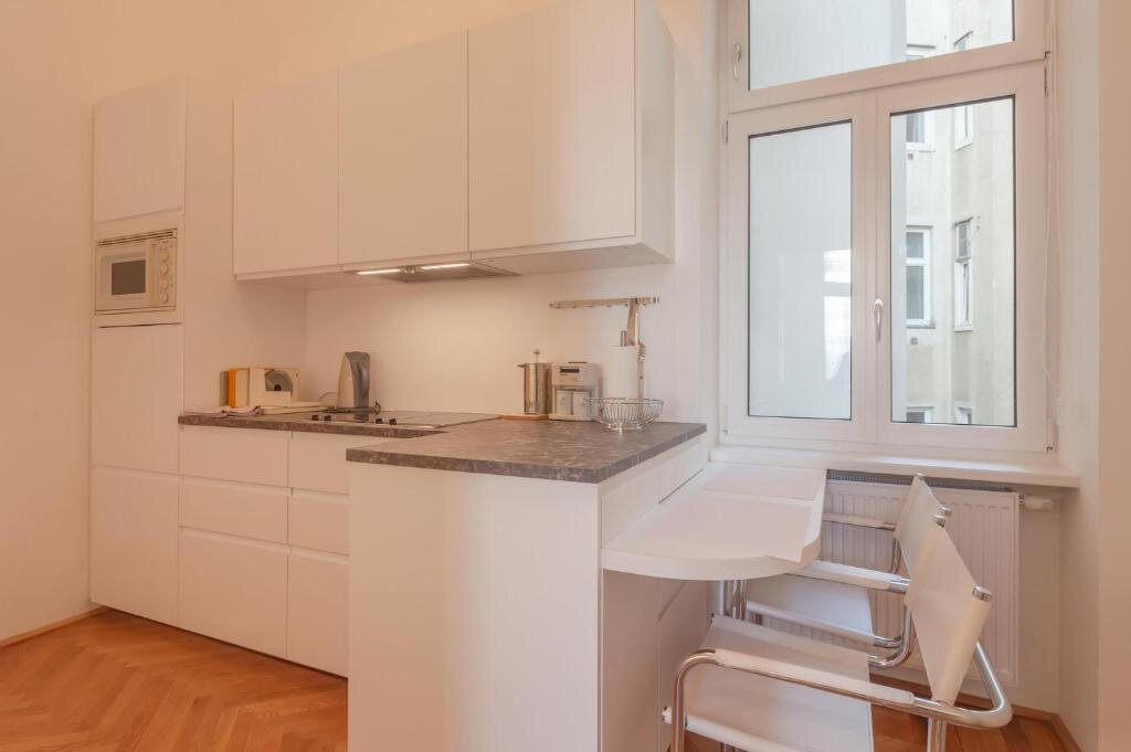 Küche mit Sitzgelegenheit