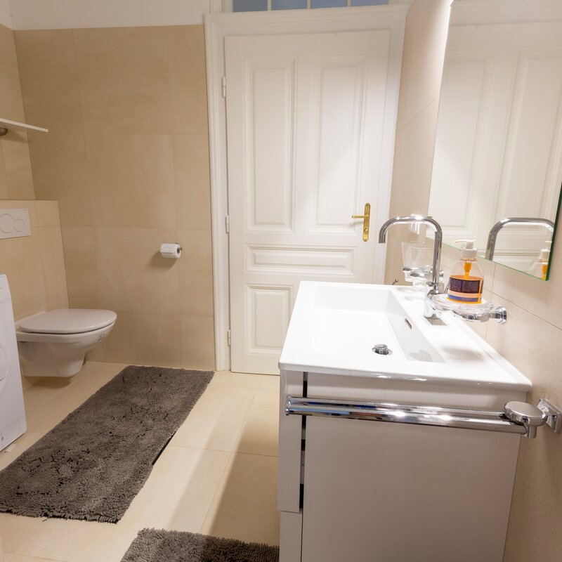 Badezimmer mit Dusche, WC und Waschmaschine