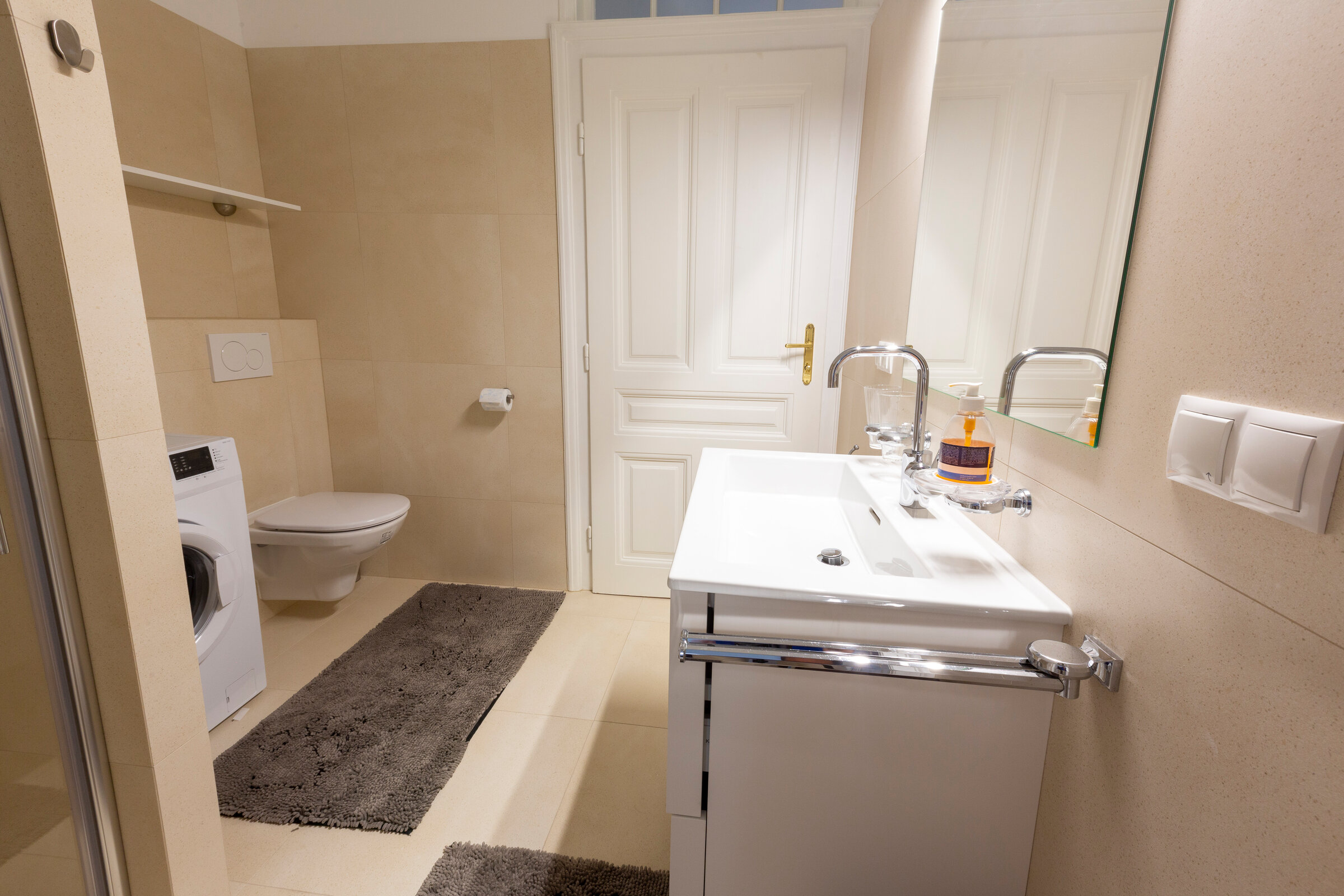 Badezimmer mit Dusche, WC und Waschmaschine