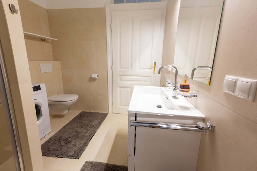 Badezimmer mit Dusche, WC und Waschmaschine