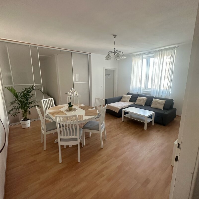 Heller Wohn-Essbereich mit Holzboden – 3-Zimmer Wohnung zur Kurzzeitmiete & Wohnen auf Zeit für 1 bis 6 Monate in Wien