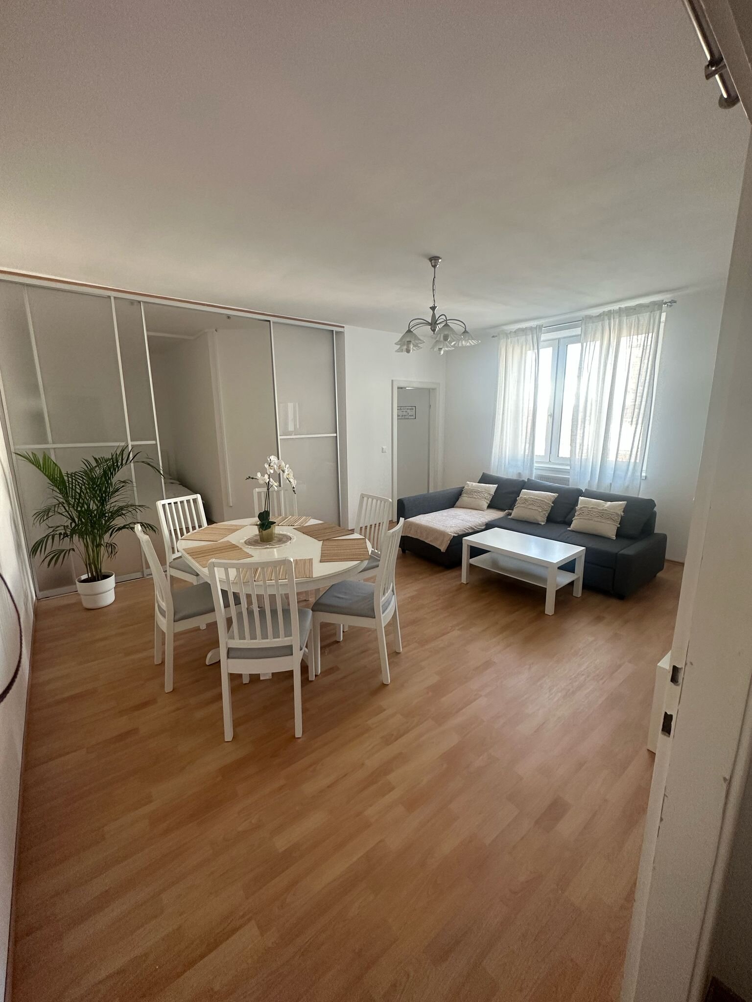 Heller Wohn-Essbereich mit Holzboden – 3-Zimmer Wohnung zur Kurzzeitmiete & Wohnen auf Zeit für 1 bis 6 Monate in Wien