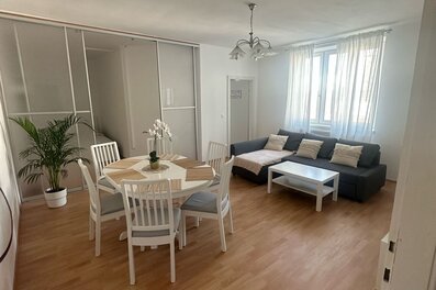 Heller Wohn-Essbereich mit Holzboden – 3-Zimmer Wohnung zur Kurzzeitmiete & Wohnen auf Zeit für 1 bis 6 Monate in Wien