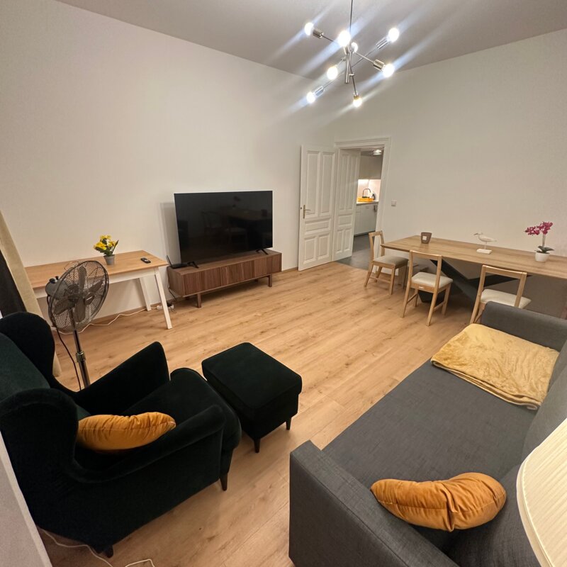 Helles Wohnzimmer mit Sofa & TV – 2-Zimmer Wohnung, Kurzzeitmiete & Wohnen auf Zeit für 1 bis 6 Monate in Wien