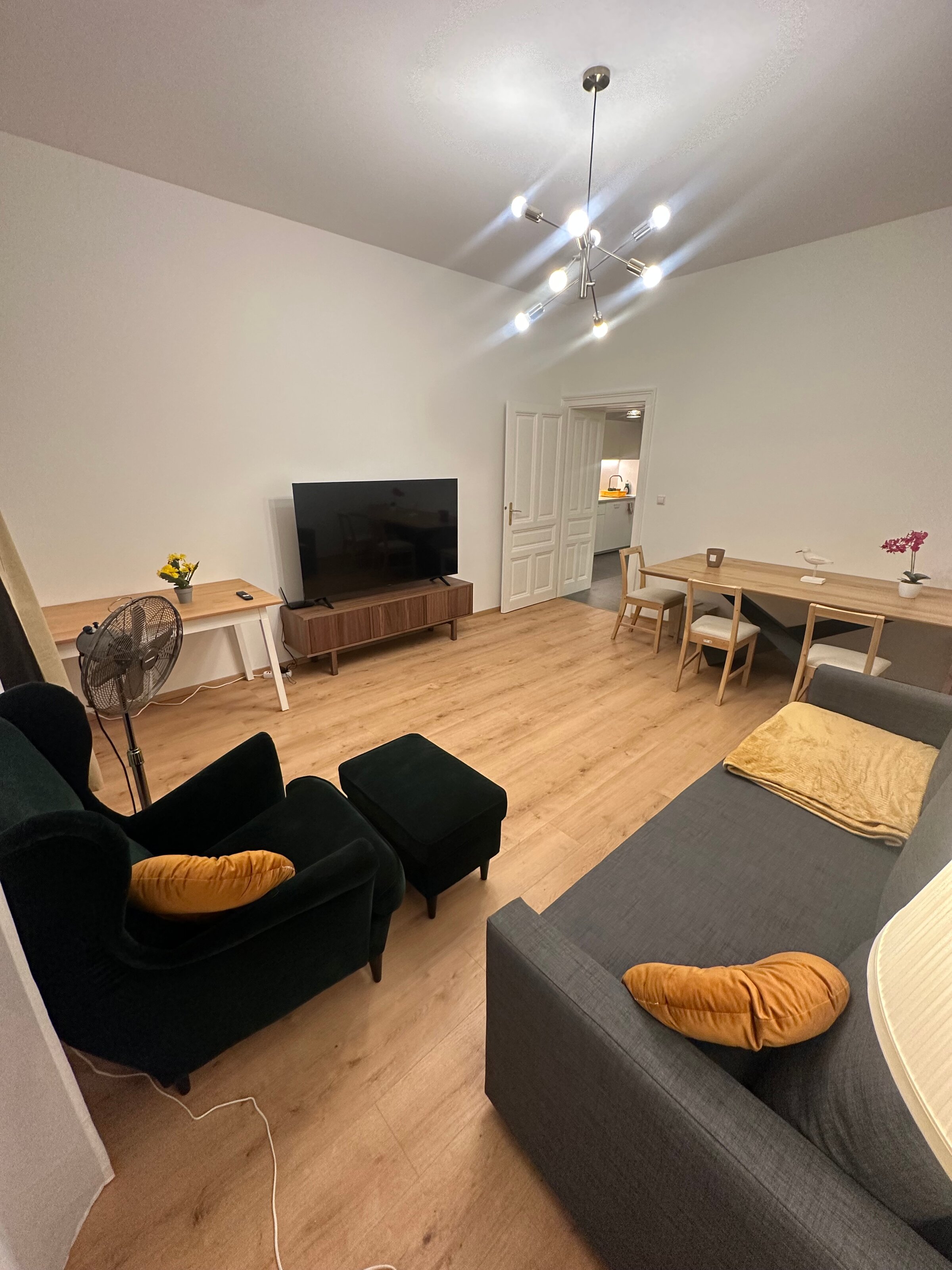 Helles Wohnzimmer mit Sofa & TV – 2-Zimmer Wohnung, Kurzzeitmiete & Wohnen auf Zeit für 1 bis 6 Monate in Wien