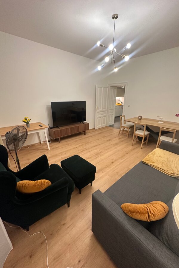 Helles Wohnzimmer mit Sofa & TV – 2-Zimmer Wohnung, Kurzzeitmiete & Wohnen auf Zeit für 1 bis 6 Monate in Wien