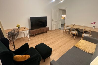 Helles Wohnzimmer mit Sofa & TV – 2-Zimmer Wohnung, Kurzzeitmiete & Wohnen auf Zeit für 1 bis 6 Monate in Wien