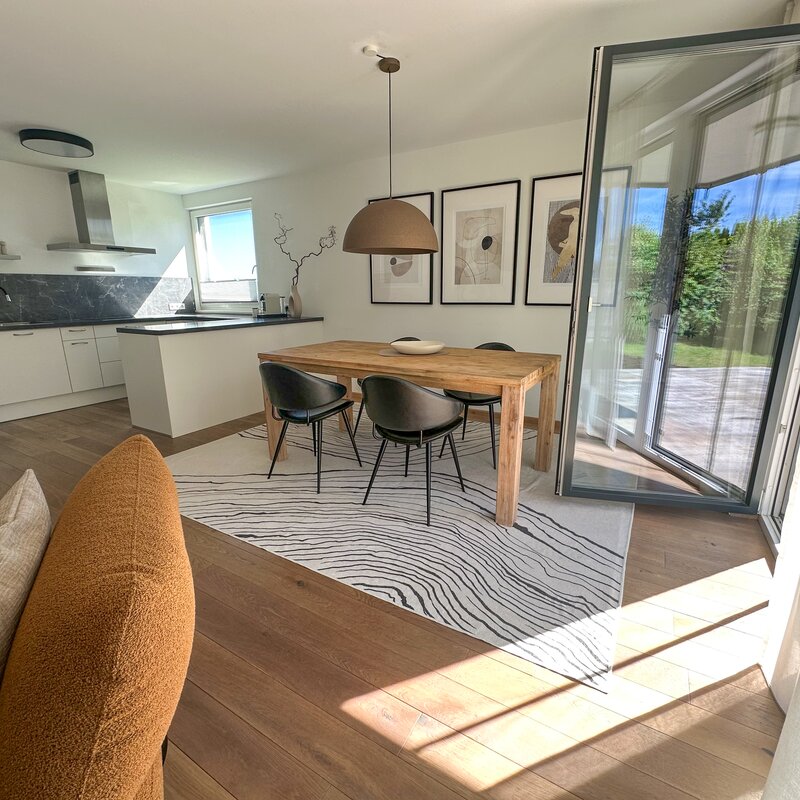 Bright open living and dining area with garden access – 3-room apartment, short-term rental & temporary housing for 1 to 6 months in Seekirchen