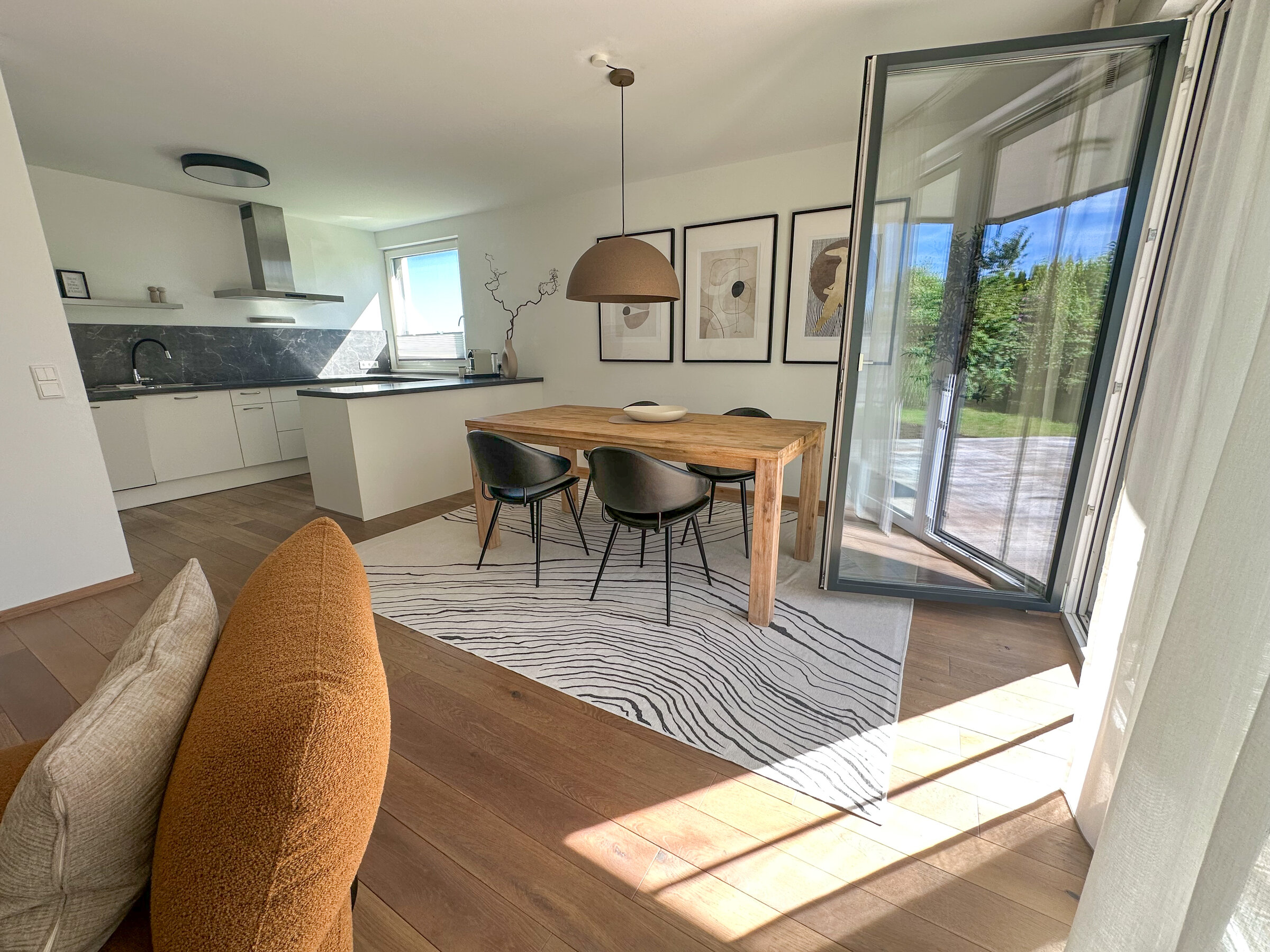 Bright open living and dining area with garden access – 3-room apartment, short-term rental & temporary housing for 1 to 6 months in Seekirchen