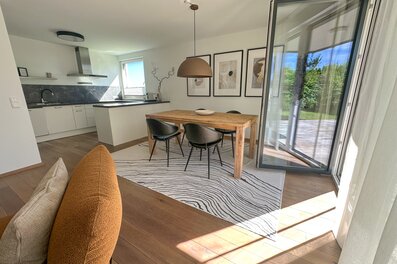 Bright open living and dining area with garden access – 3-room apartment, short-term rental & temporary housing for 1 to 6 months in Seekirchen