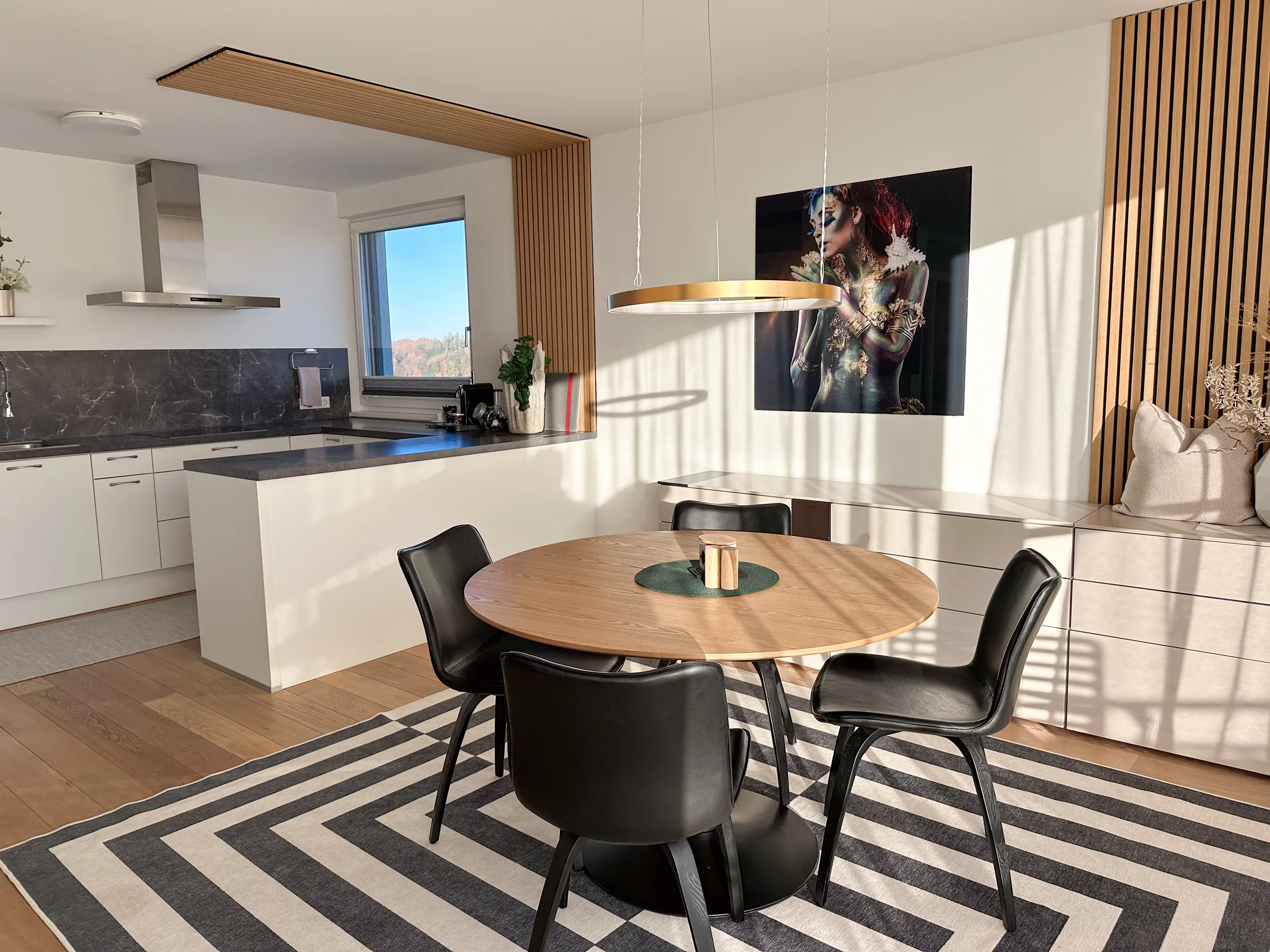 heller, offener Wohn-Essbereich