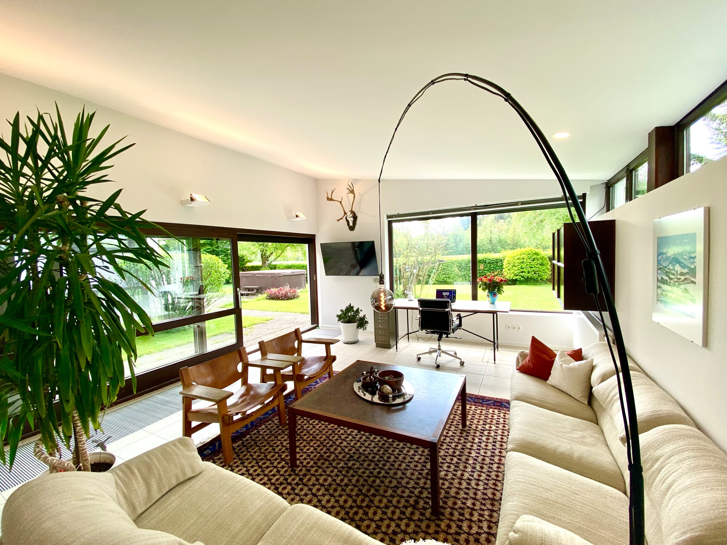 Wohnraum in Blickrichtung Garten | © H. Weißenberger