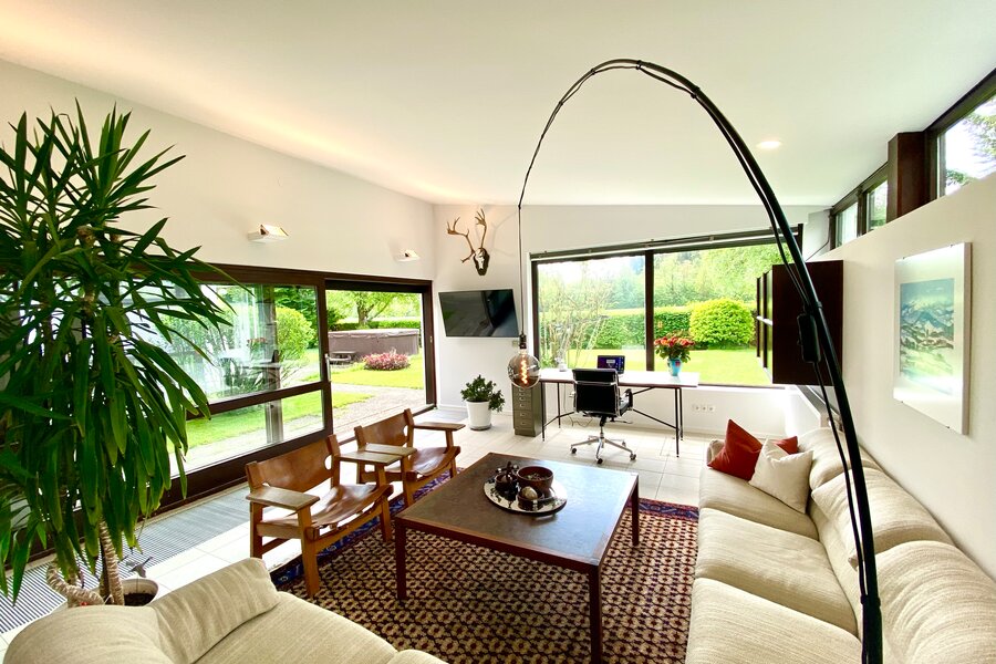 Wohnraum in Blickrichtung Garten | © H. Weißenberger