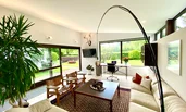 Wohnraum in Blickrichtung Garten | © H. Weißenberger