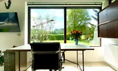 Arbeitsplatz mit Aussicht in den Garten | © H. Weißenberger