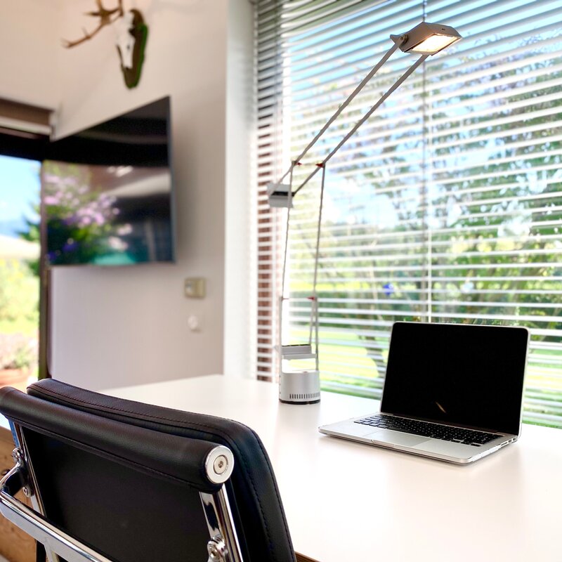 Arbeitsplatz mit Aussicht in den Garten | © H. Weißenberger