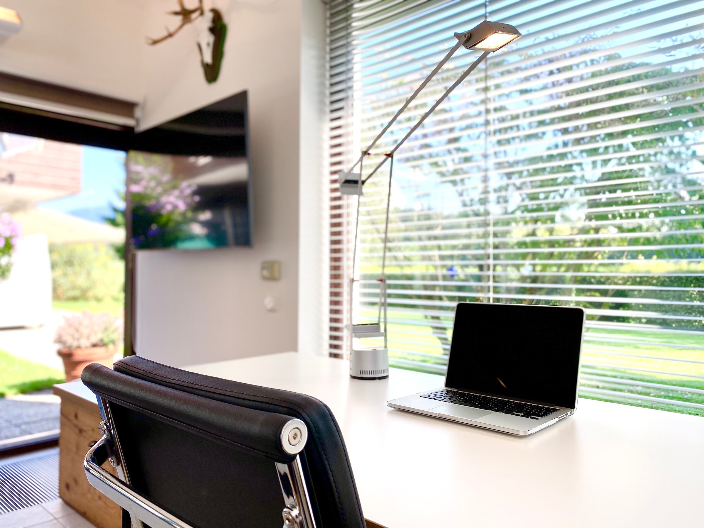 Arbeitsplatz mit Aussicht in den Garten | © H. Weißenberger