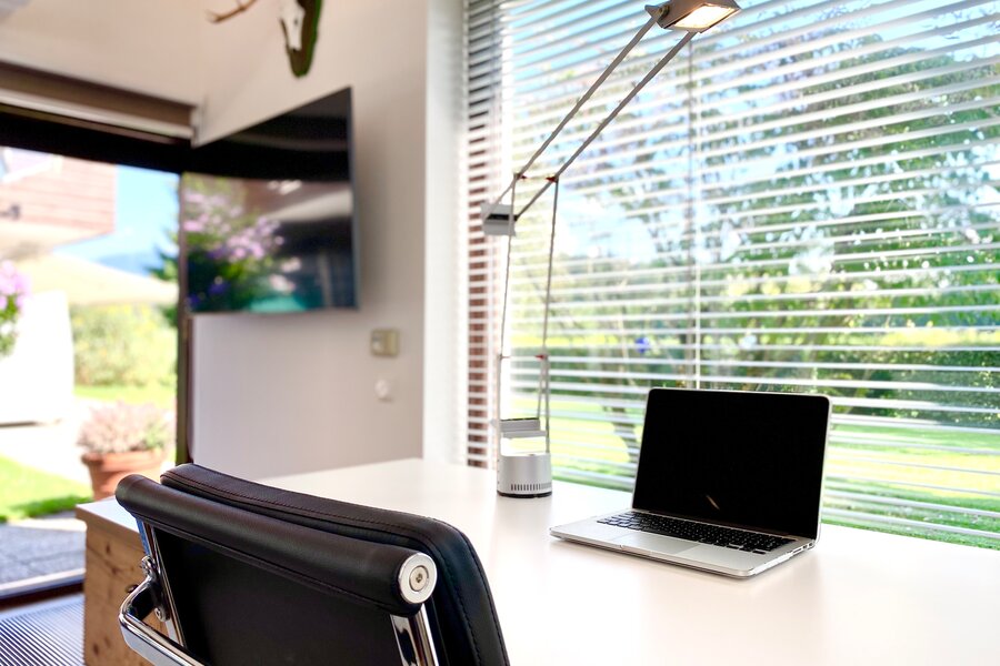 Arbeitsplatz mit Aussicht in den Garten | © H. Weißenberger