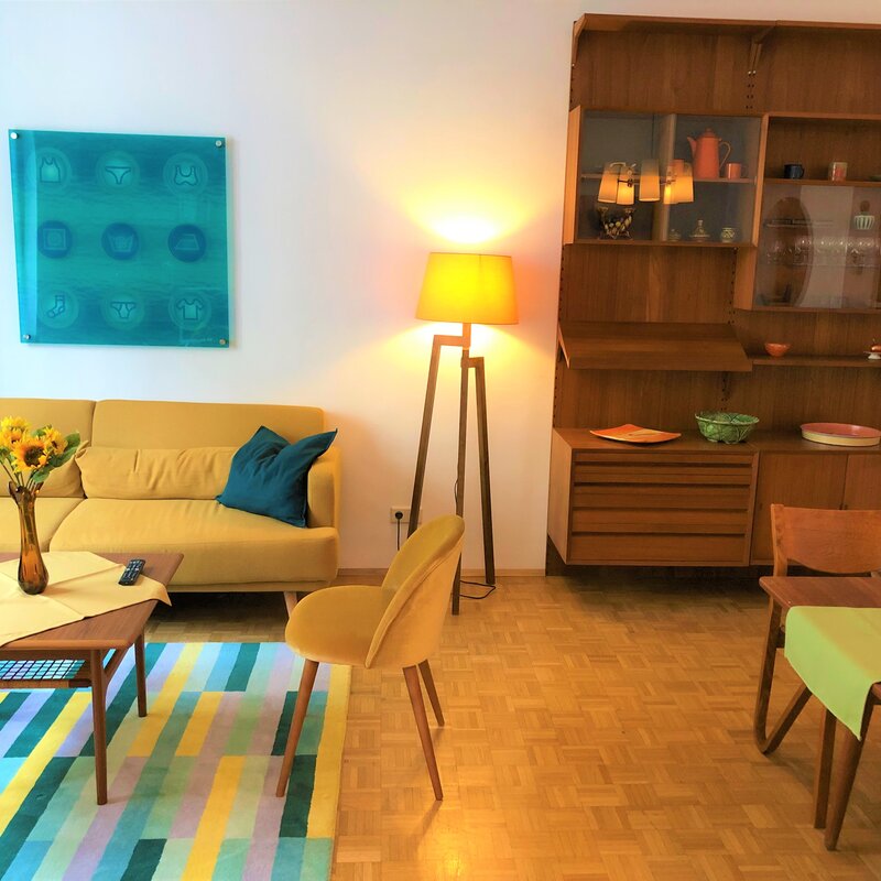 Wohnzimmer mit Schlafsofa & Essplatz