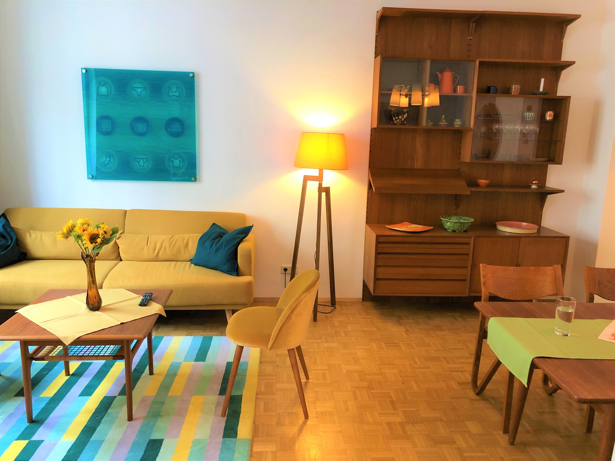 Wohnzimmer mit Schlafsofa & Essplatz