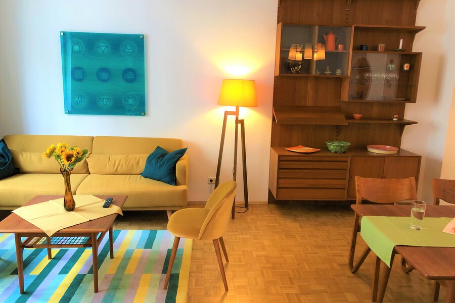 Wohnzimmer mit Schlafsofa & Essplatz