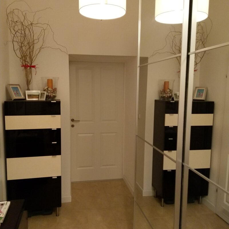 Bright hallway with mirrored wardrobe – 2-room apartment, short-term rental, temporary housing for 1 to 6 months in Vienna