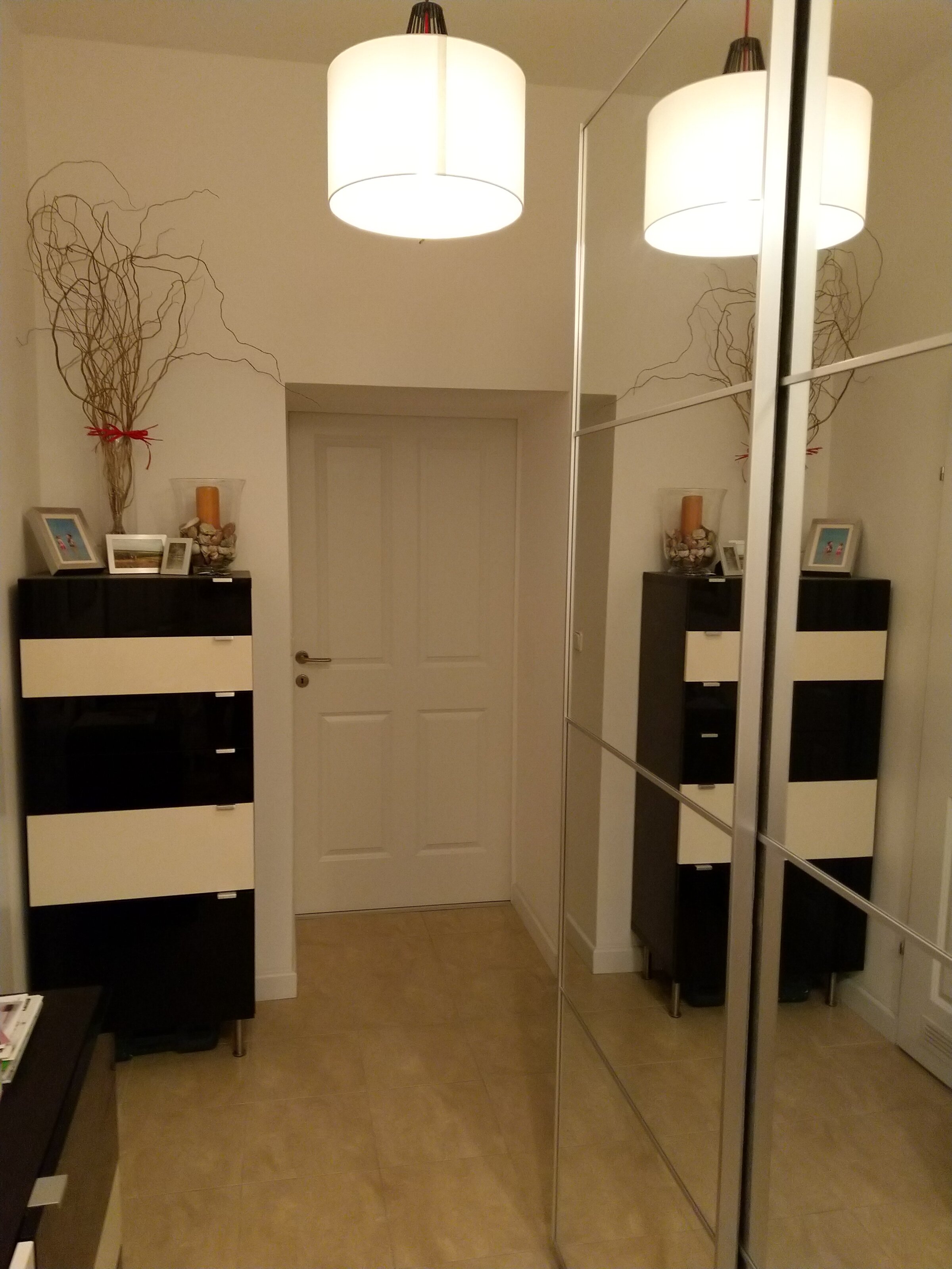 Bright hallway with mirrored wardrobe – 2-room apartment, short-term rental, temporary housing for 1 to 6 months in Vienna