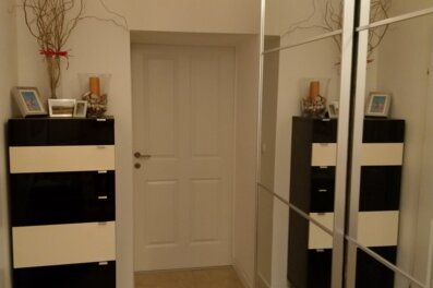 Bright hallway with mirrored wardrobe – 2-room apartment, short-term rental, temporary housing for 1 to 6 months in Vienna