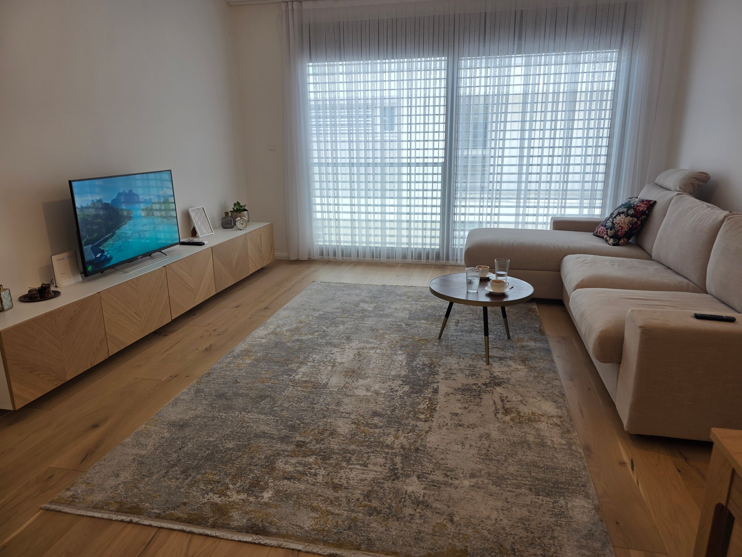 Helles Wohnzimmer mit moderner Einrichtung – 2-Zimmer Wohnung zur Kurzzeitmiete & Wohnen auf Zeit für 1 bis 6 Monate in Wien