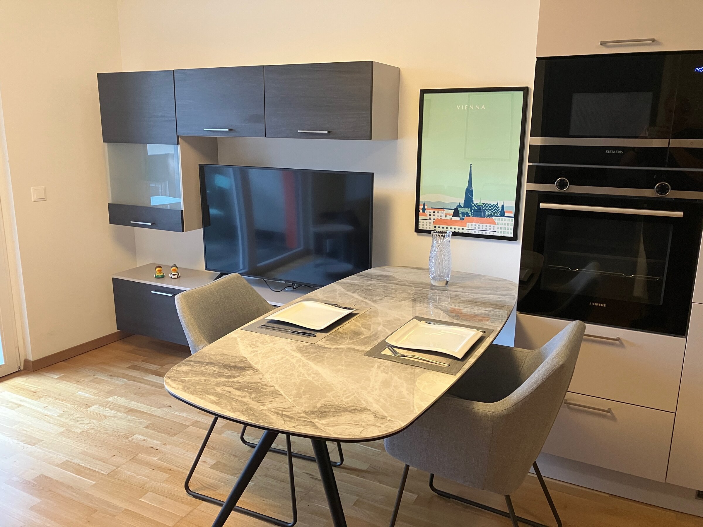 Moderner Wohn-Essbereich mit Marmortisch & Einbauküche – 2-Zimmer Wohnung zur Kurzzeitmiete in Wien