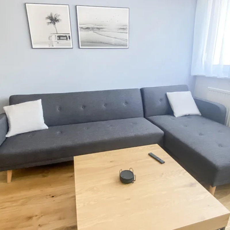 Helles Wohnzimmer mit Sofa – 3-Zimmer Wohnung, Kurzzeitmiete & Wohnen auf Zeit für 1 bis 6 Monate in Linz