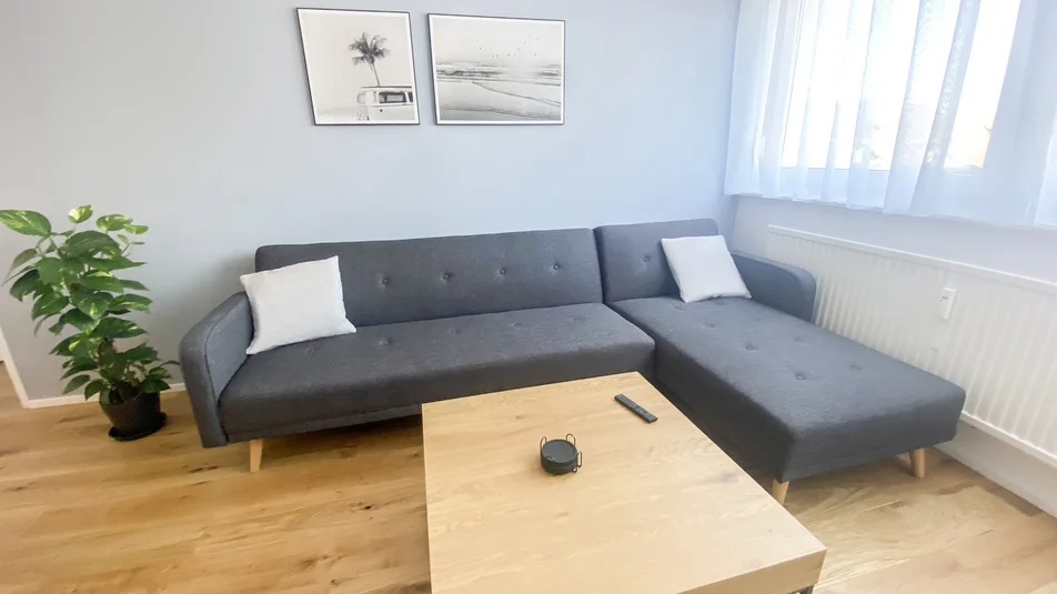 Helles Wohnzimmer mit Sofa – 3-Zimmer Wohnung, Kurzzeitmiete & Wohnen auf Zeit für 1 bis 6 Monate in Linz