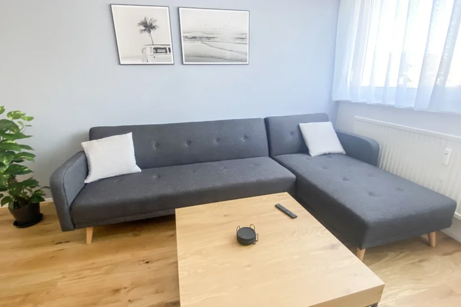 Helles Wohnzimmer mit Sofa – 3-Zimmer Wohnung, Kurzzeitmiete & Wohnen auf Zeit für 1 bis 6 Monate in Linz