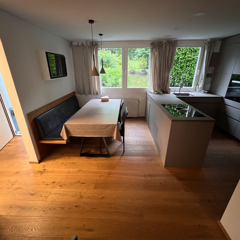 Küche und Essbereich mit Eingang