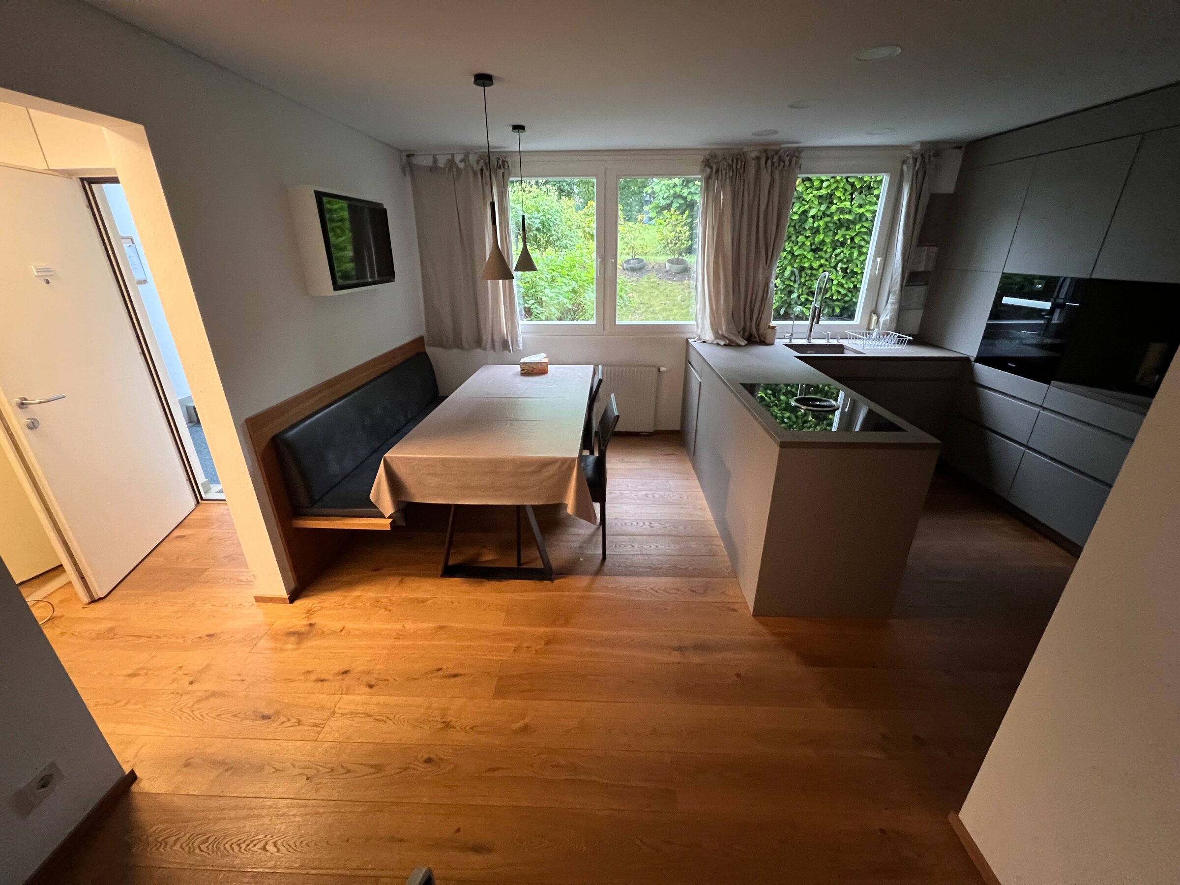 Küche und Essbereich mit Eingang