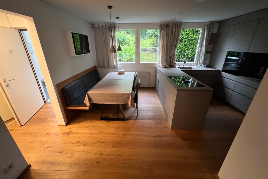 Küche und Essbereich mit Eingang