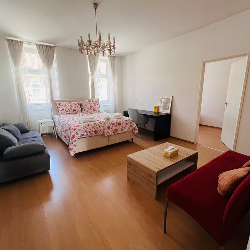 Wohnzimmer mit Arbeitsbereich