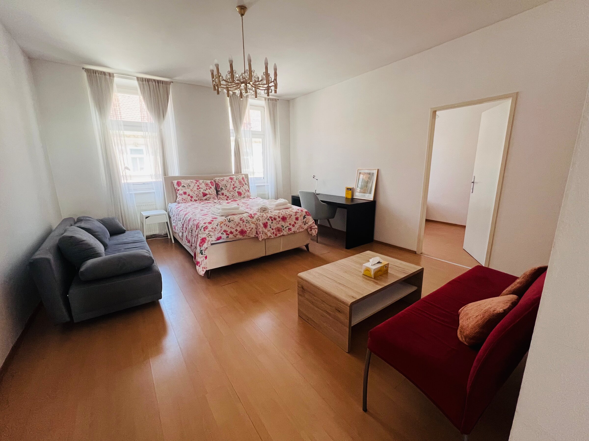 Wohnzimmer mit Arbeitsbereich