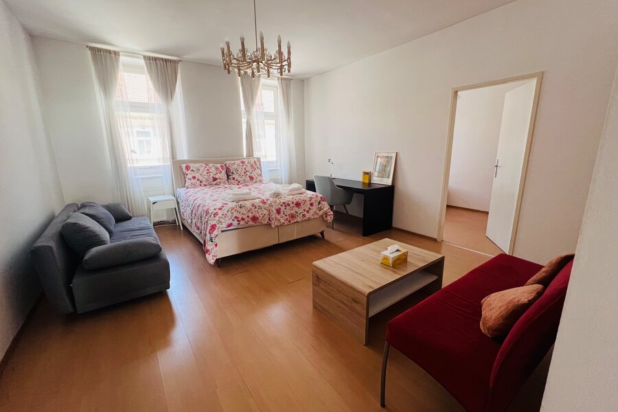 Wohnzimmer mit Arbeitsbereich