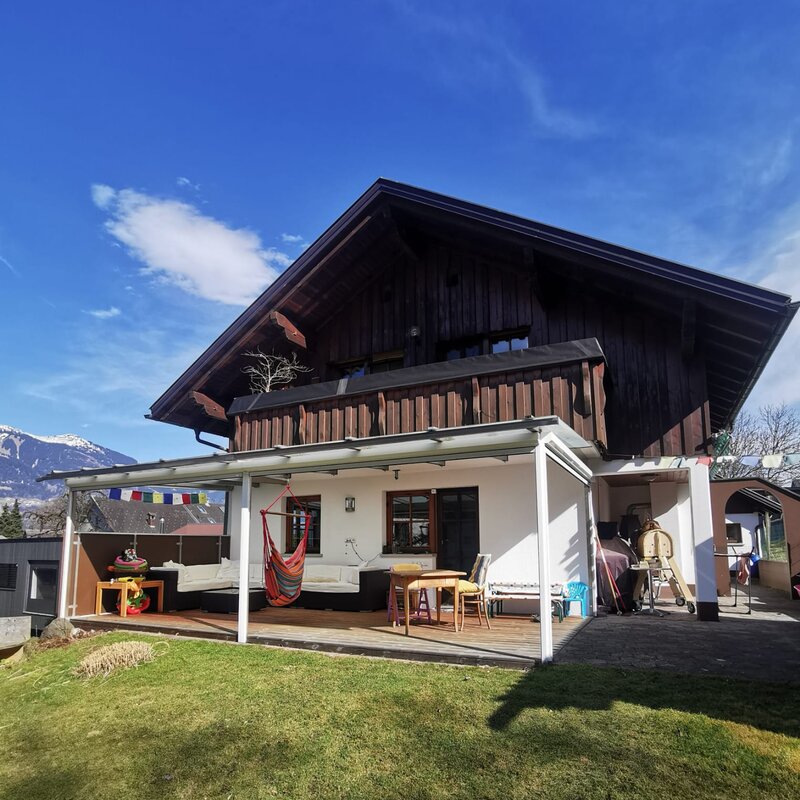 Detached house with covered wooden terrace & garden – short-term rental & temporary housing for 1 to 6 months in Nenzing