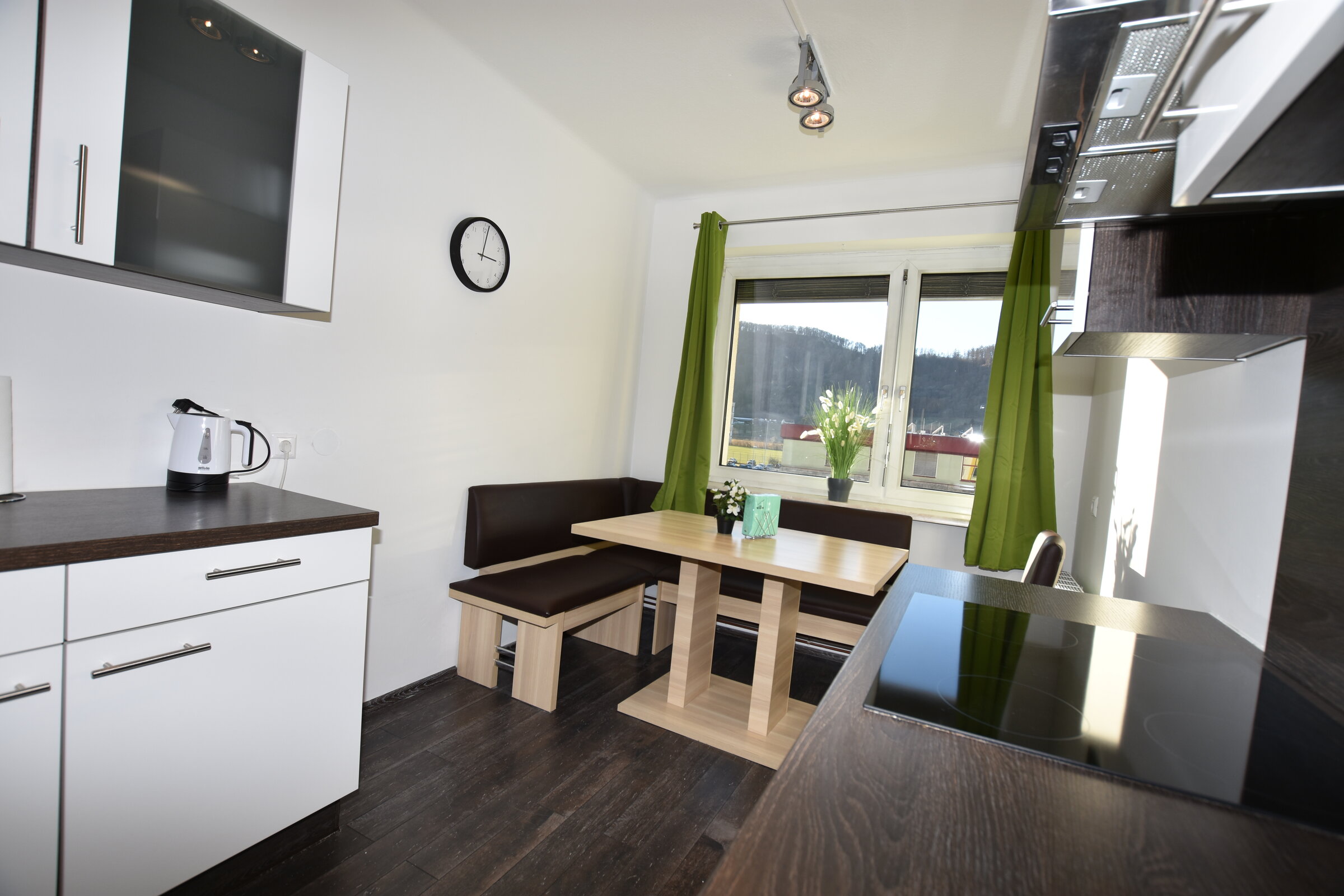 Bright kitchen with dining nook in 3-room apartment – short-term rental Graz, temporary housing 1 to 6 months