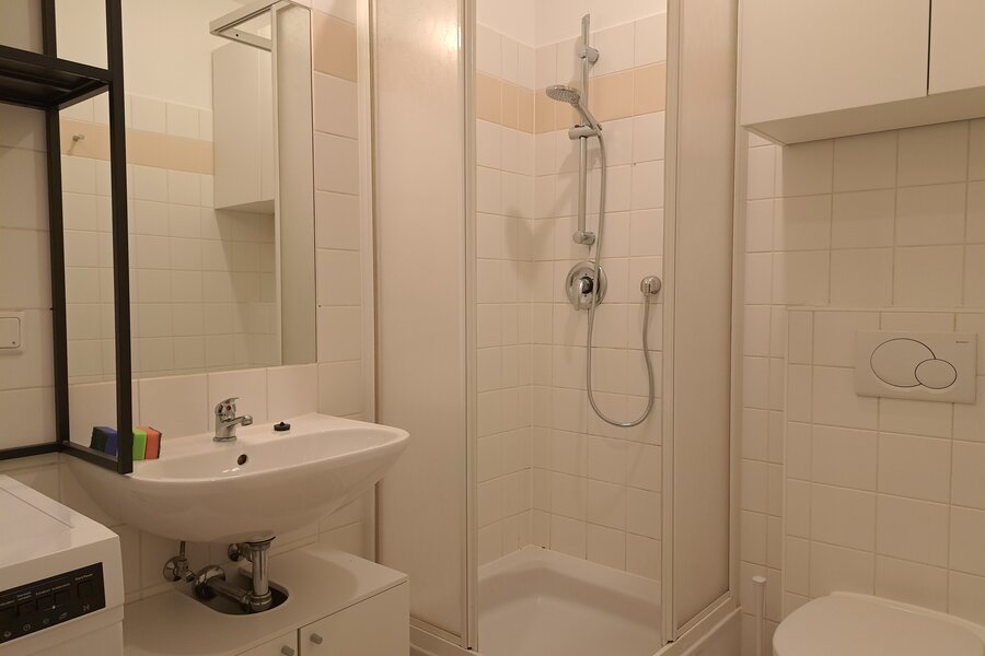 mit WC und Dusche