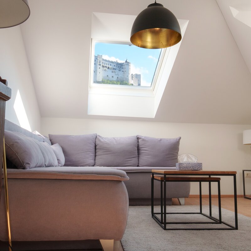 Helles Dachgeschoss-Wohnzimmer mit Burgblick – 2-Zimmer Wohnung, Kurzzeitmiete & Wohnen auf Zeit für 1 bis 6 Monate in Salzburg